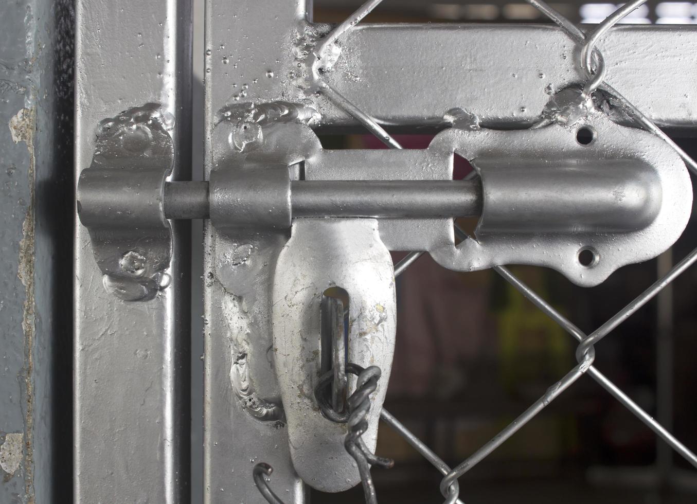 porta de metal closeup com fechadura em estilo sujo e boa textura. foto