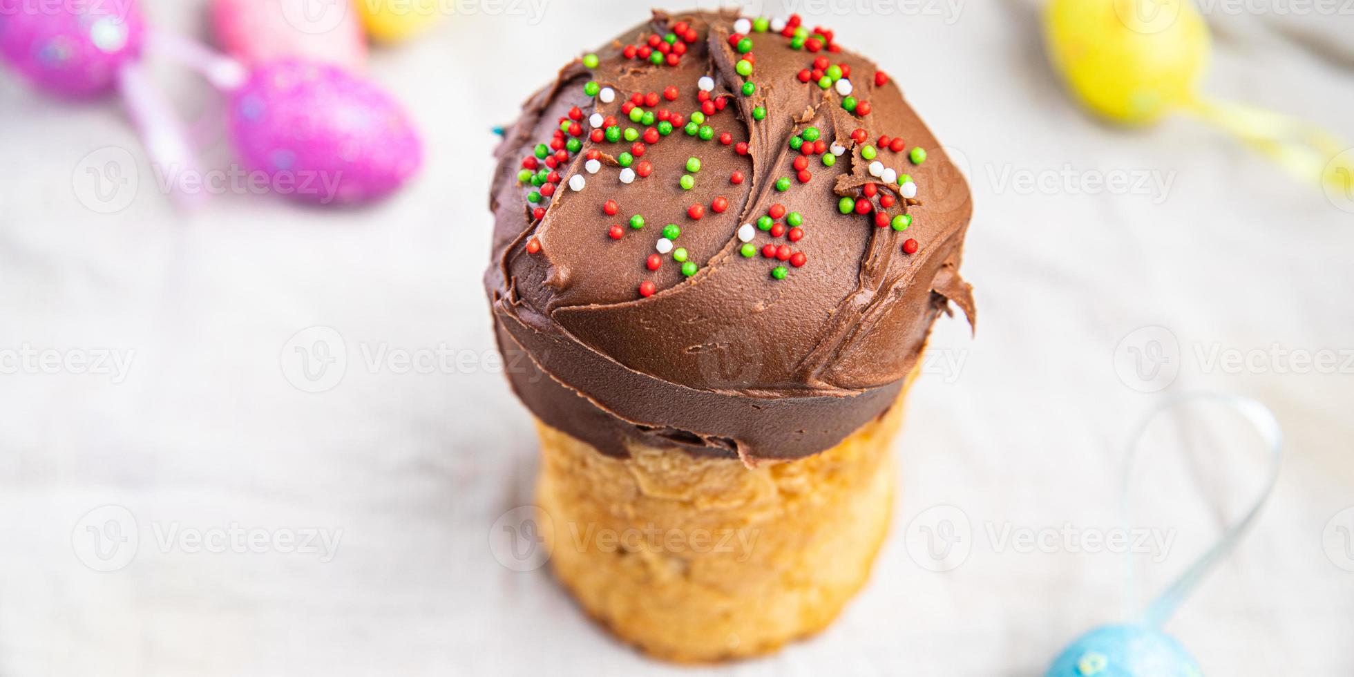 bolo de páscoa cobertura de chocolate pastelaria marrom deleite de páscoa kulich fundo de comida foto