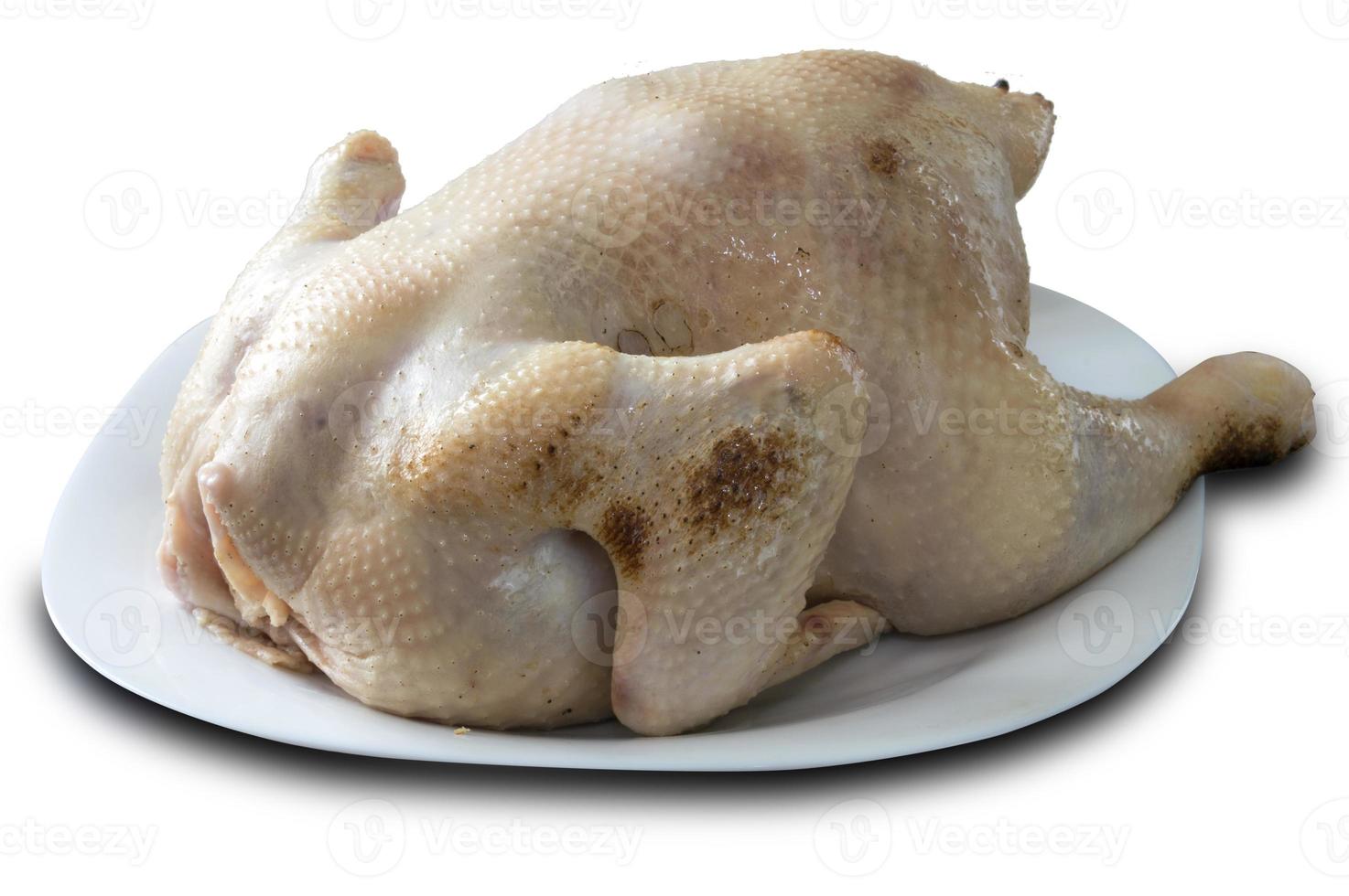 carcaça de frango cru em um prato branco foto