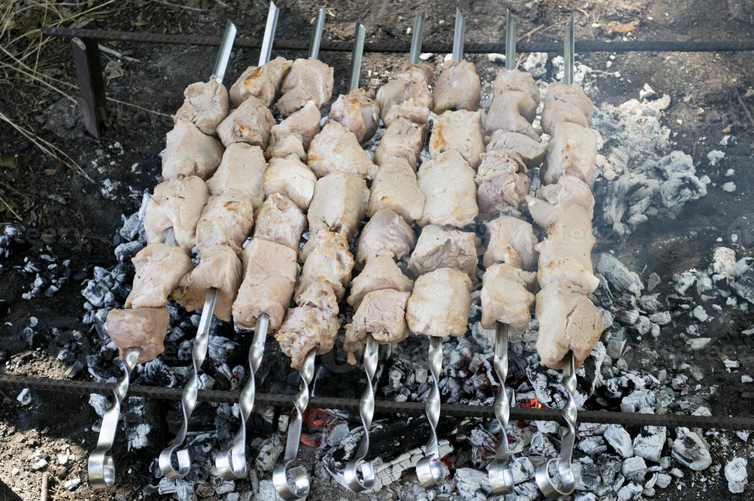 carne fresca em espetos foto