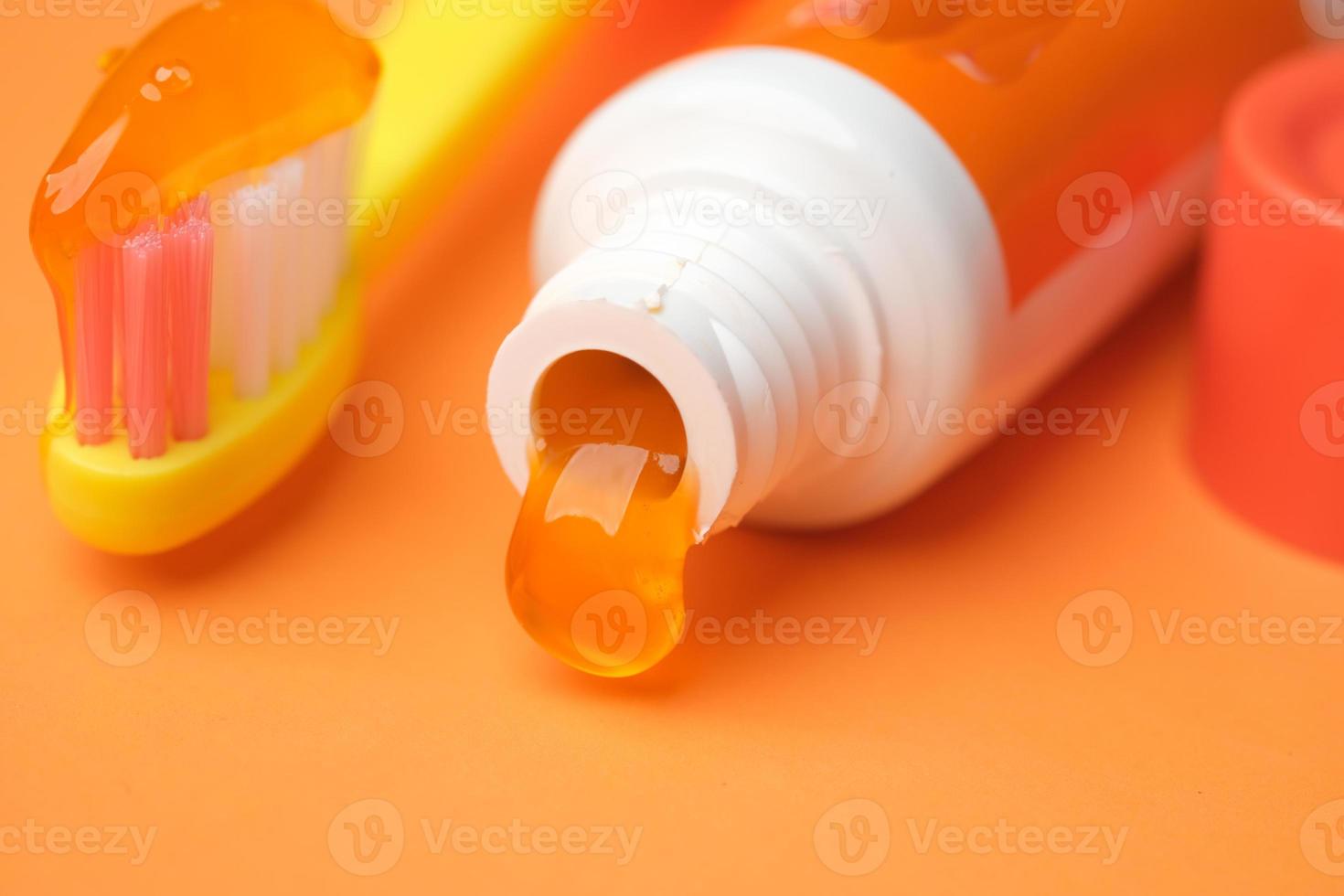escova de dente infantil cor laranja com pasta foto