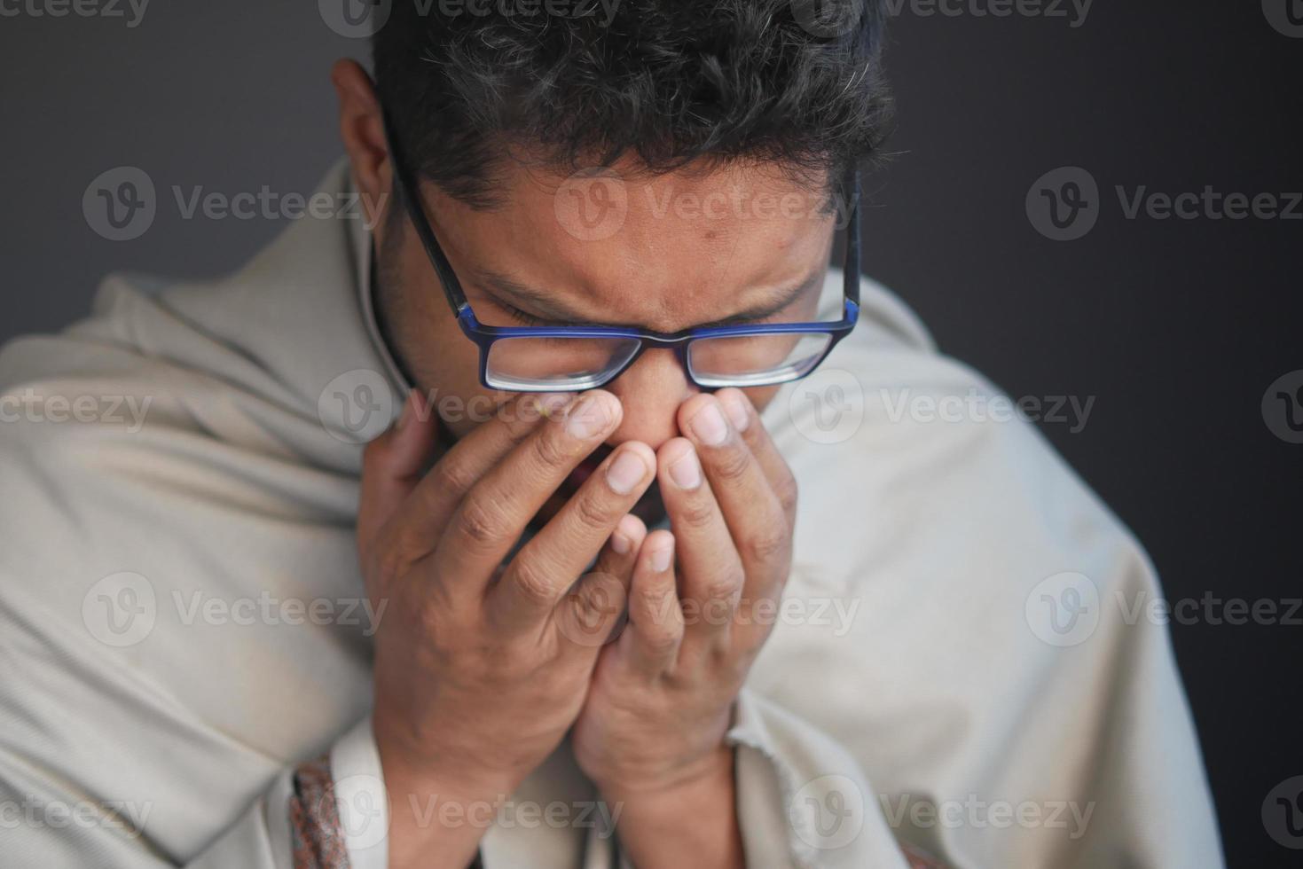 homem doente tem alergia a gripe espirrando e assoando o nariz foto