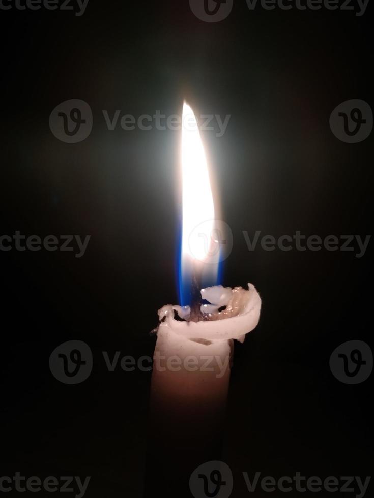 close-up de acender velas na escuridão foto
