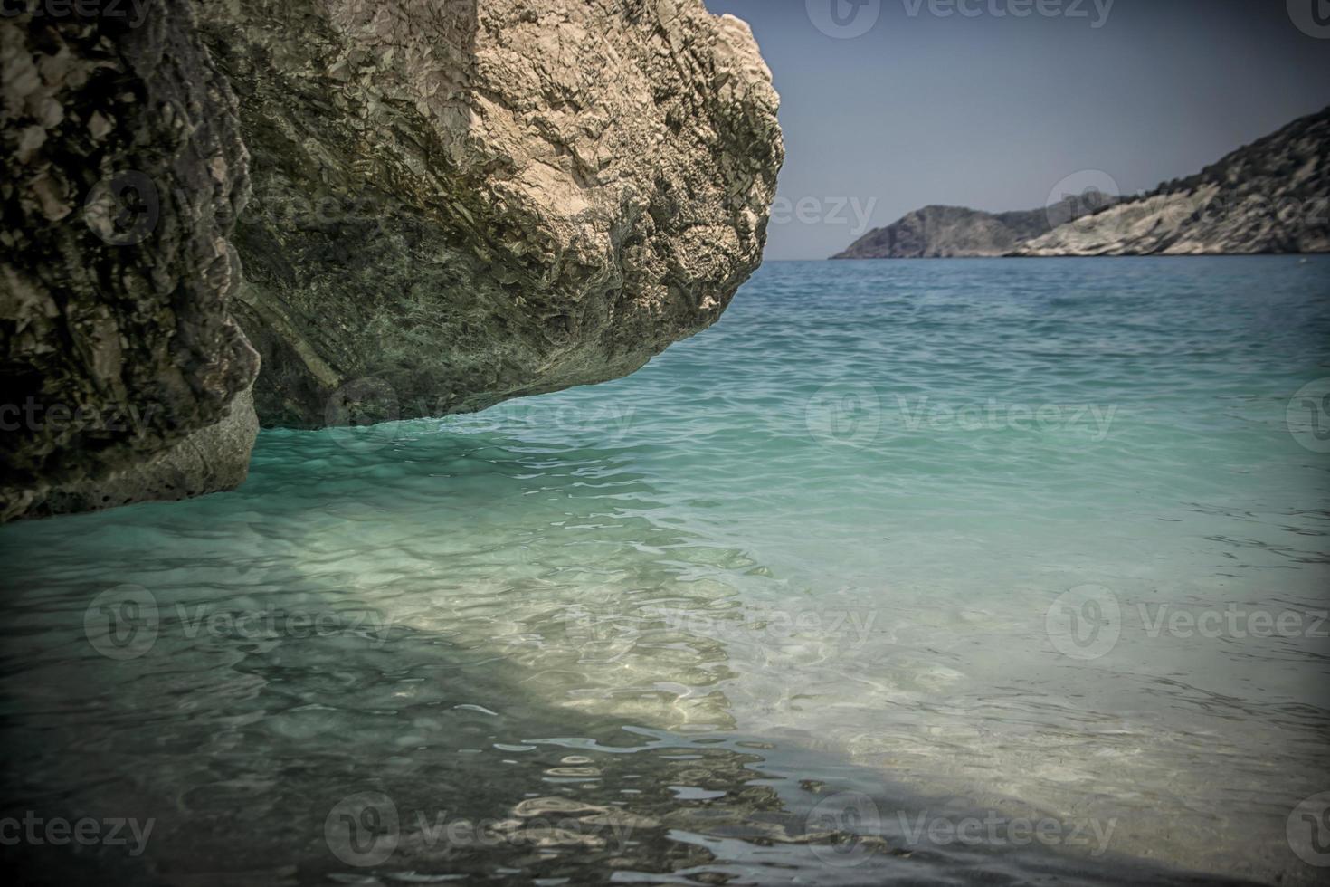 belas águas azuis da praia de myrtos na ilha de kefalonia foto