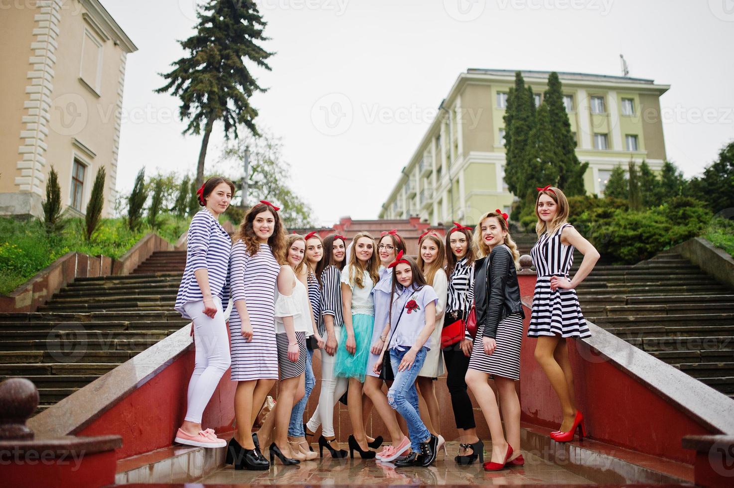 noiva fabulosa com suas damas de honra incríveis posando ao lado das escadas no centro da cidade. despedida de solteira. foto