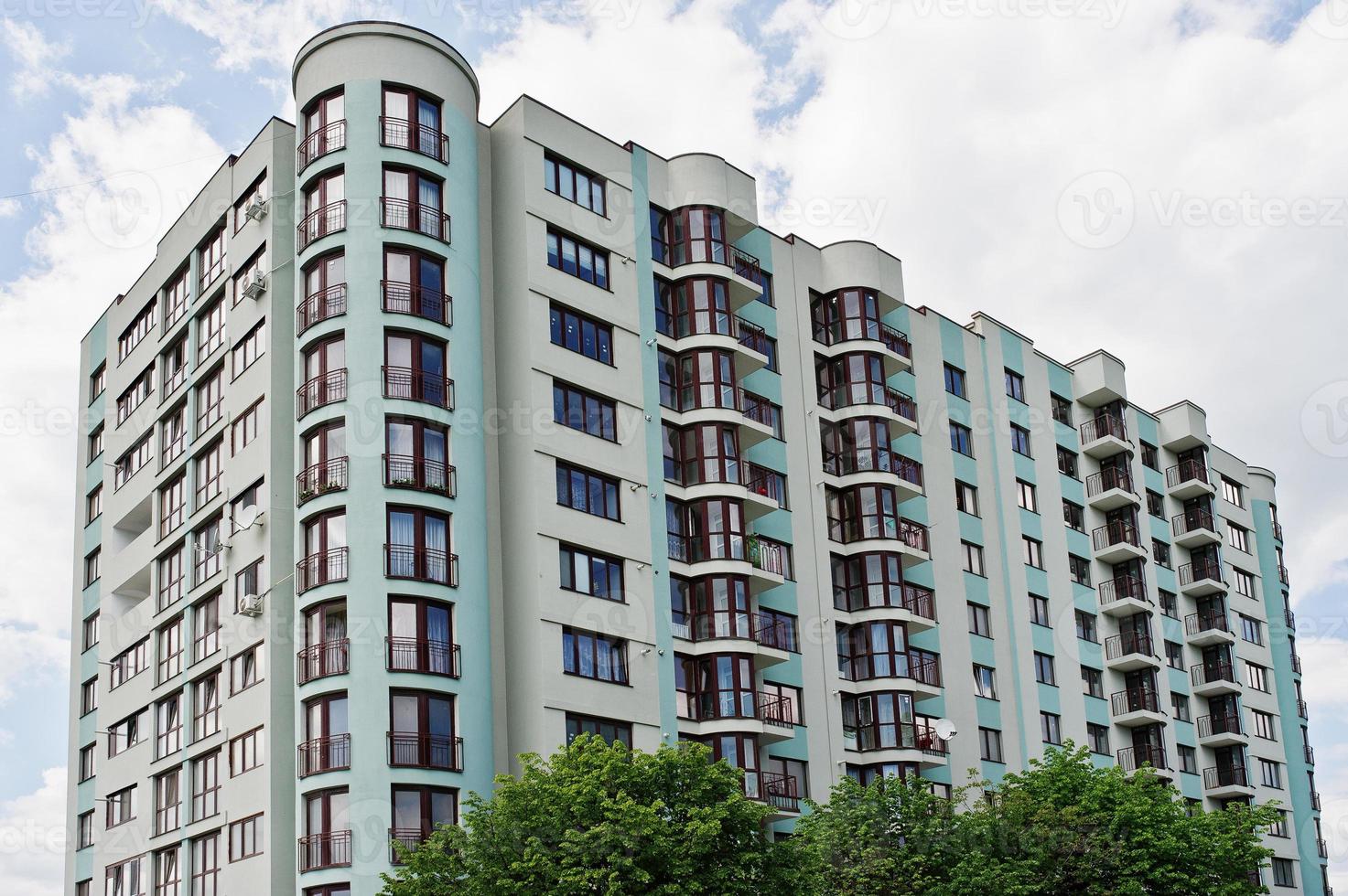 varanda da nova casa de construção residencial de vários andares turquesa moderna em área residencial no céu azul ensolarado. foto