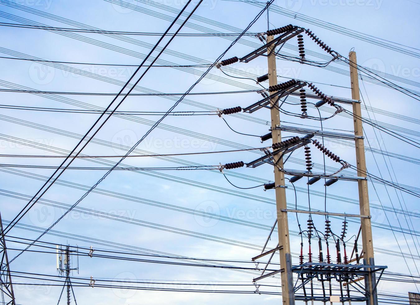 poste elétrico e cabo sob nuvem e céu azul foto