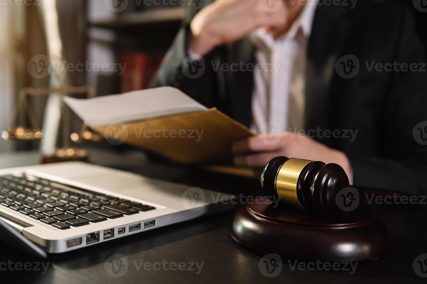 justiça e direito concept.male juiz em um tribunal na mesa de madeira e conselheiro ou advogado masculino trabalhando no escritório. direito legal, consultoria foto