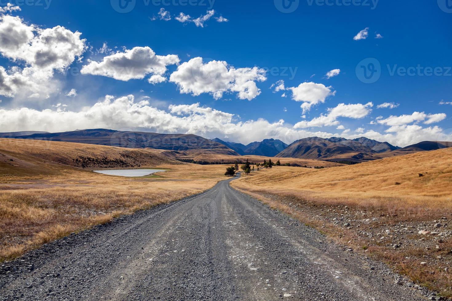 estrada de cascalho ao lado do lago tekapo foto