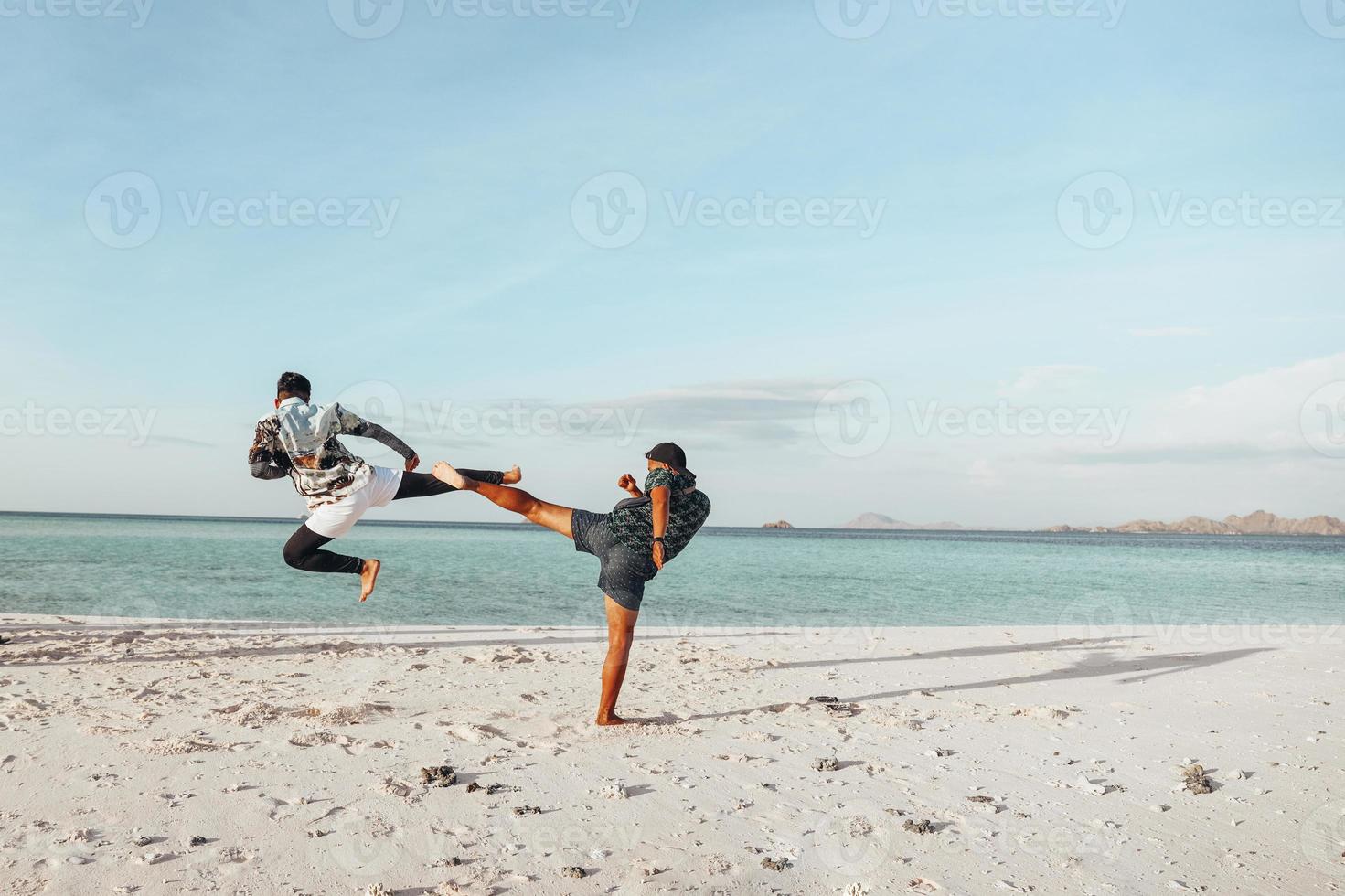 dois lutadores treinando na praia foto