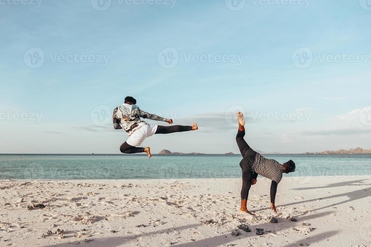 dois lutadores treinando na praia foto