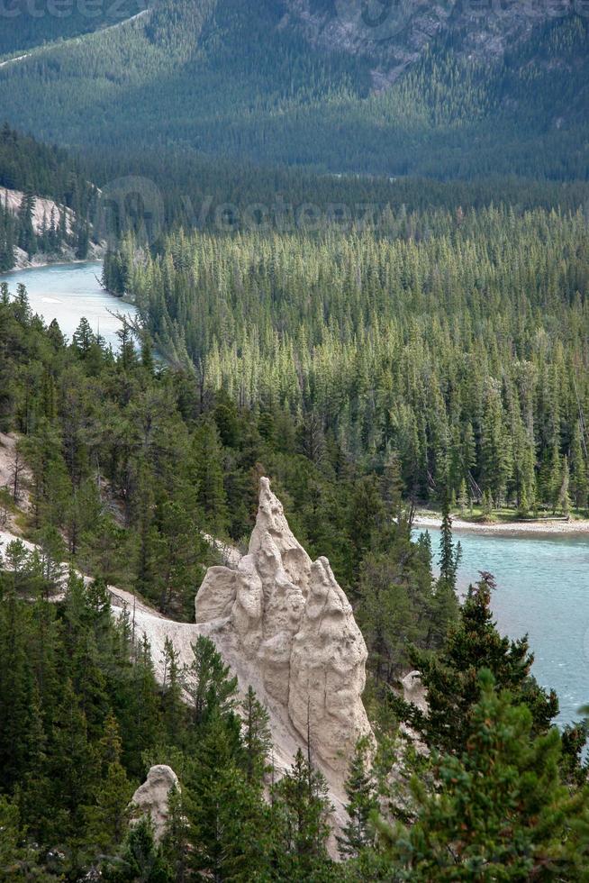 bow river e os hoodoos perto de banff foto