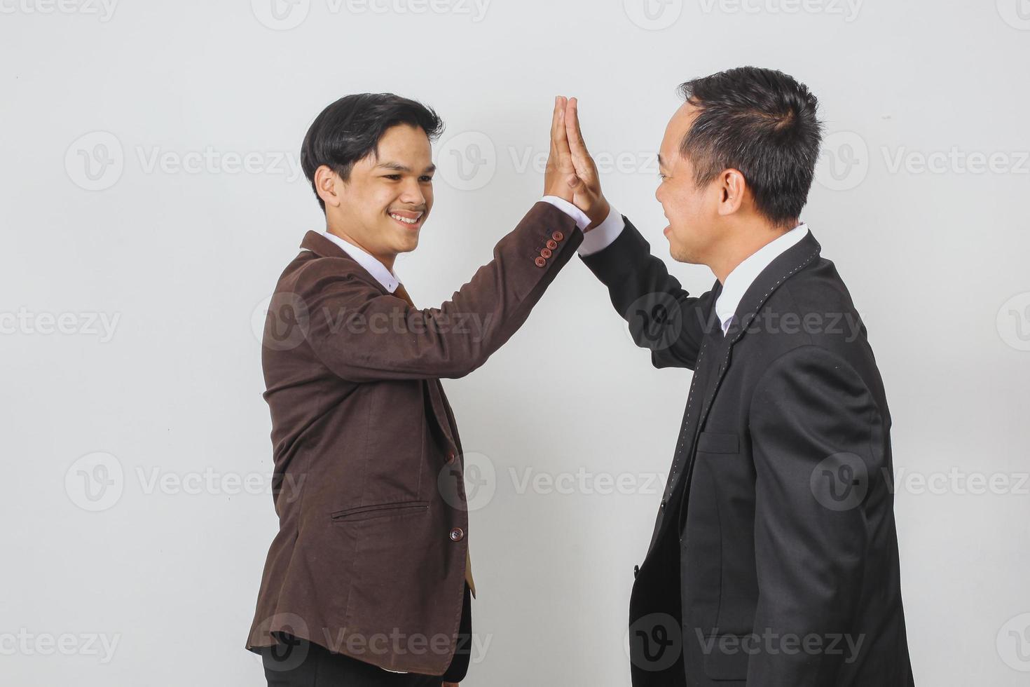 jovem empresário asiático fazendo mais cinco com o parceiro foto