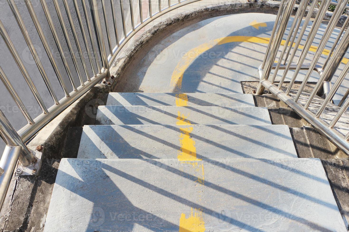 escadas de concreto de uma passarela com corrimãos de aço inoxidável. foto