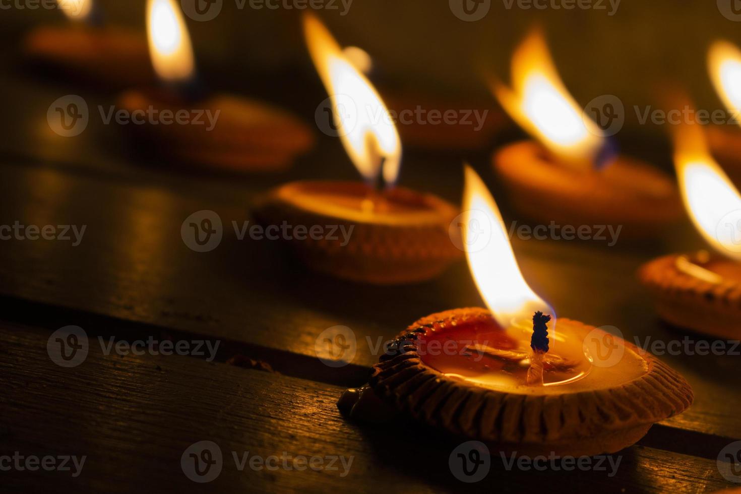 acenda uma vela no chão, conceito de luto pelos mortos com velas quentes. foto