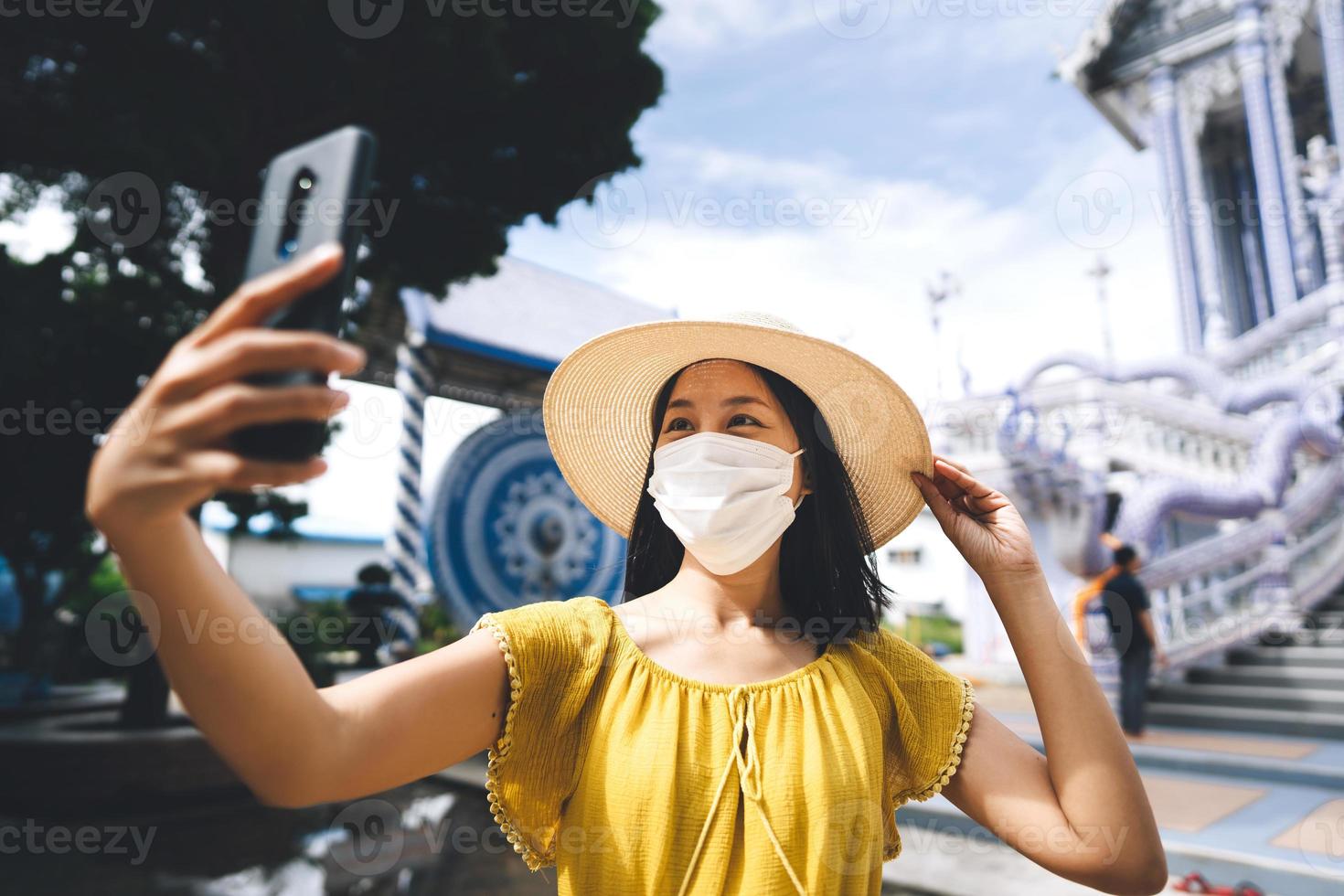 mulher asiática adulta usa máscara protege foto de selfie de vírus com novo estilo de vida normal