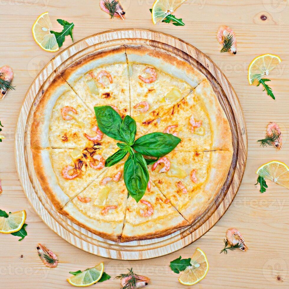 pizza, recém-assada, recém-saída do forno. comida italiana, foto