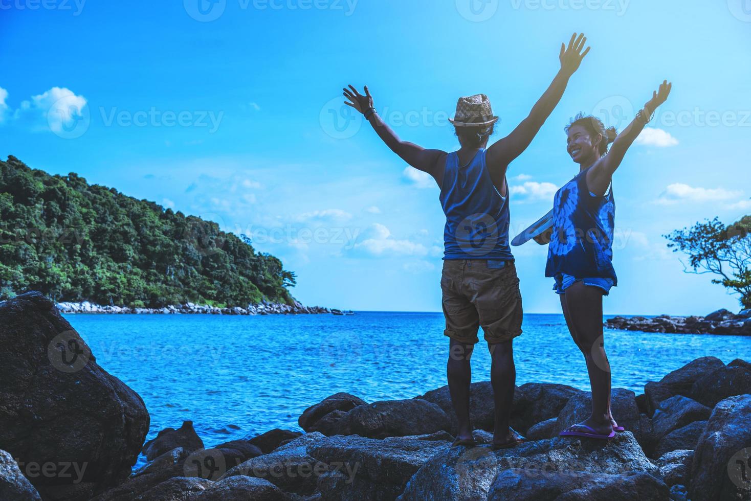 homem e mulher amante asiática viajam pela natureza. viajar relaxar. nas rochas no mar. no verão. Tailândia foto