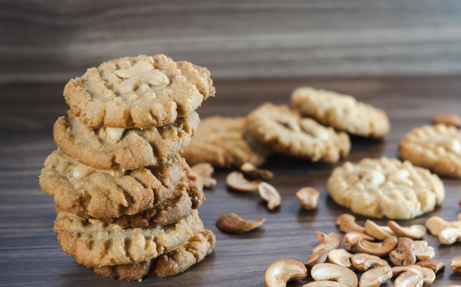 biscoitos ceto e caju dispostos em um recipiente de madeira foto