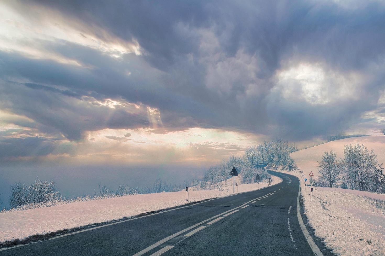 trecho de estrada entre o langhe piemontês imerso em neve branca, durante uma manhã de inverno em 2022, perto de alba foto