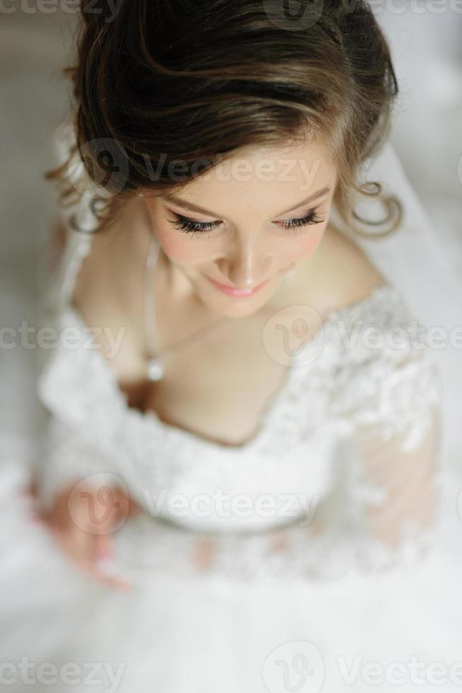 retrato de uma jovem noiva linda um tiro de alto ângulo. foto