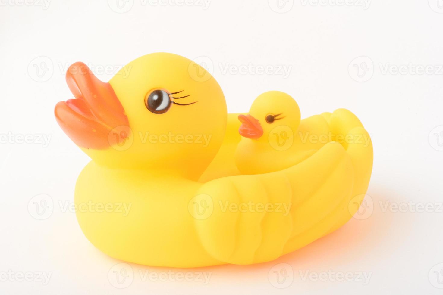 brinquedo de pato inflável amarelo com um patinho. Isolado em um fundo branco. foto