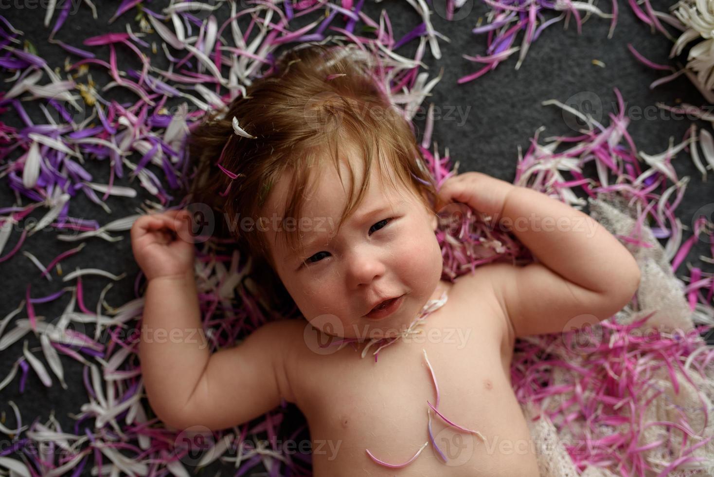 retrato de uma doce menina com uma coroa de flores na cabeça dentro de casa foto