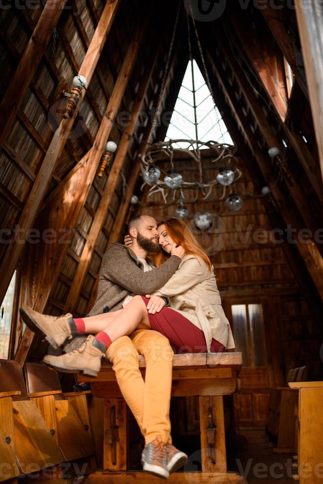 feche o retrato de casal feliz e sorridente no amor, cara beijando sua namorada. foto