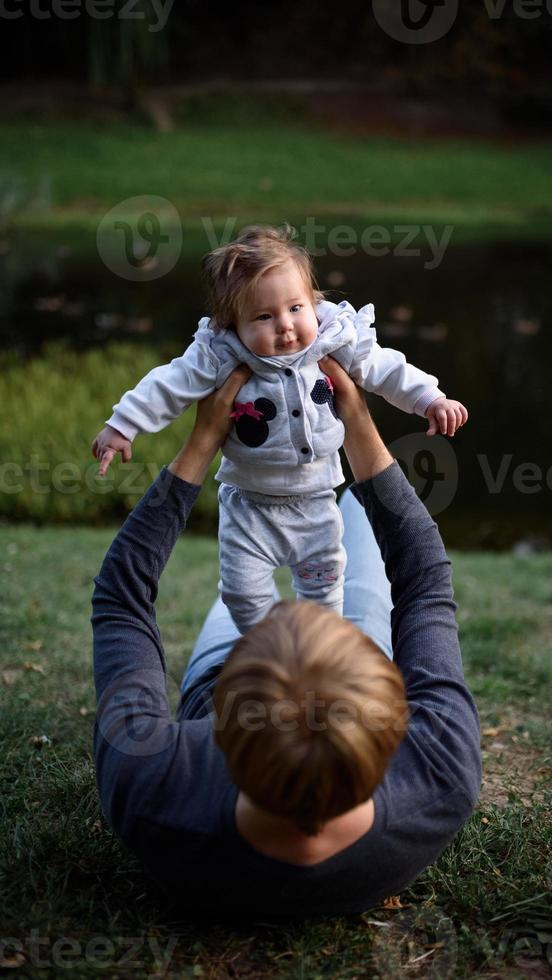 jovem pai se divertindo com sua filha no parque foto