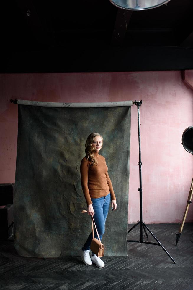 imagem vertical de mulher sorridente apontando para cima e olhando para a câmera foto