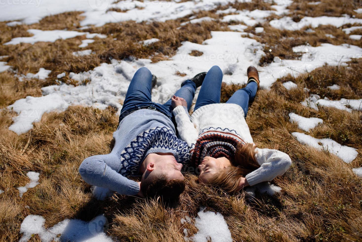 jovem casal relaxando na neve foto