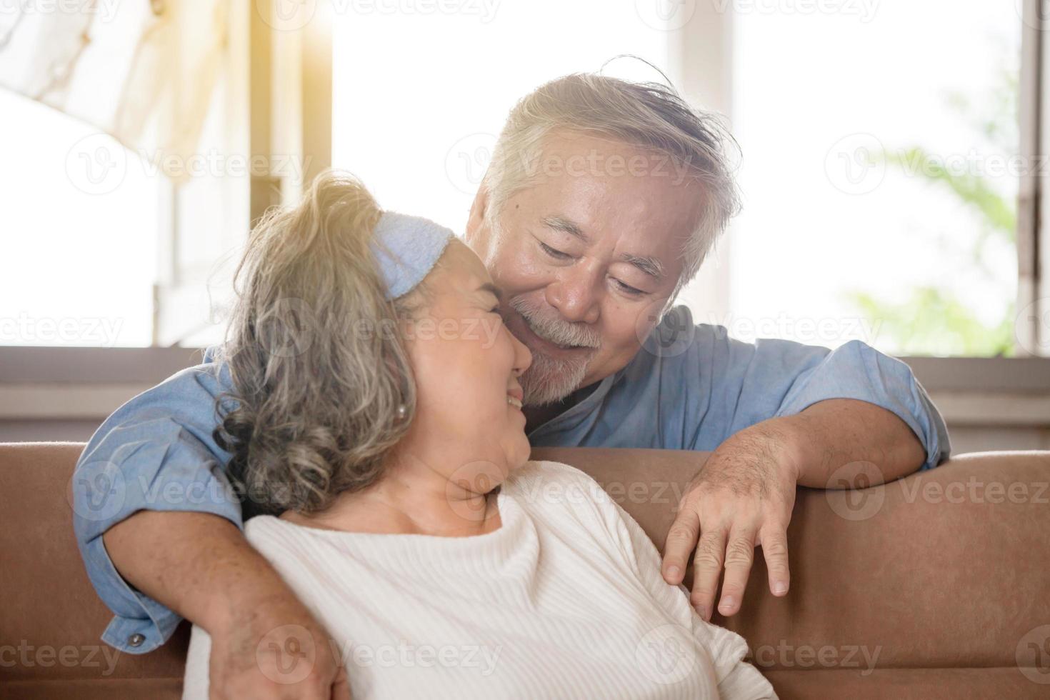 close-up retrato de feliz casal asiático sênior abraçando na sala de estar foto