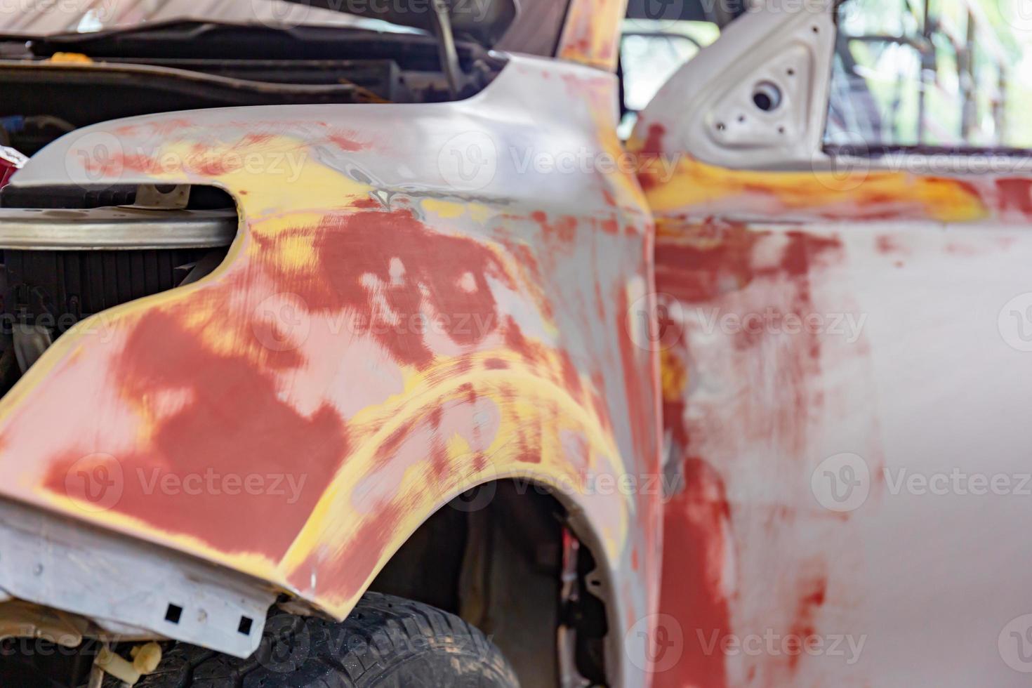 carro se prepara para a pintura, conceito de reparação de automóveis foto