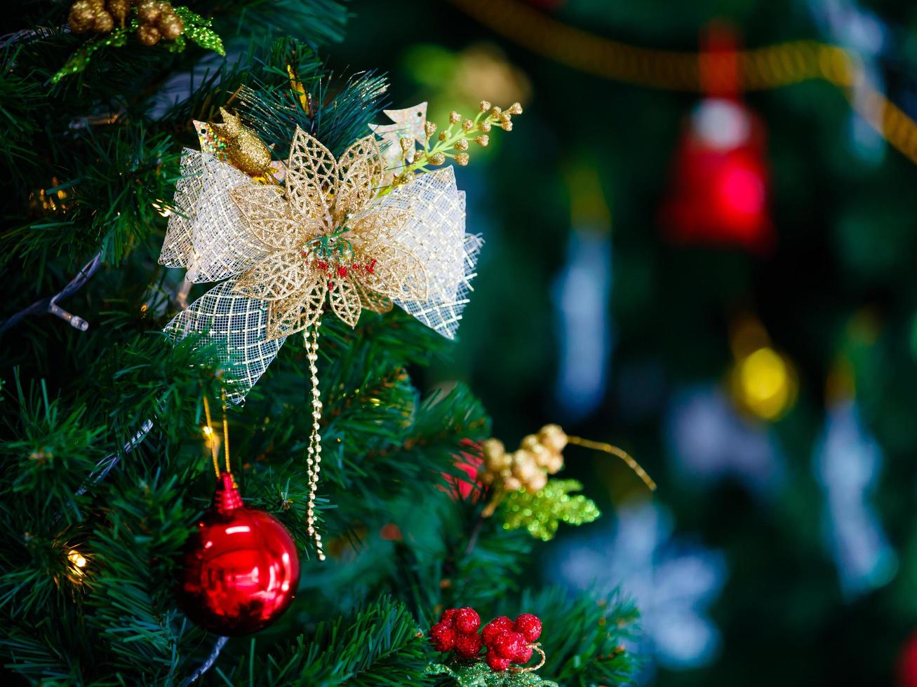 laço de decoração de tecido pendurado na árvore de natal com espaço de cópia à direita foto