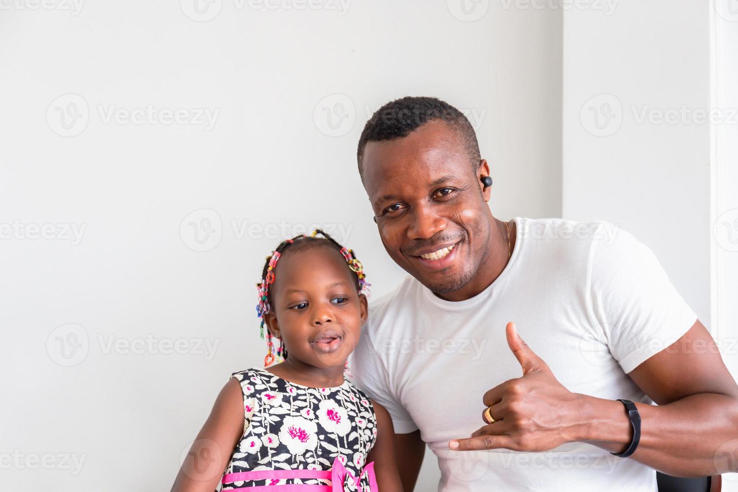 alegre pai e filha afro-americanos brincando na sala de estar, conceitos de família de felicidade foto