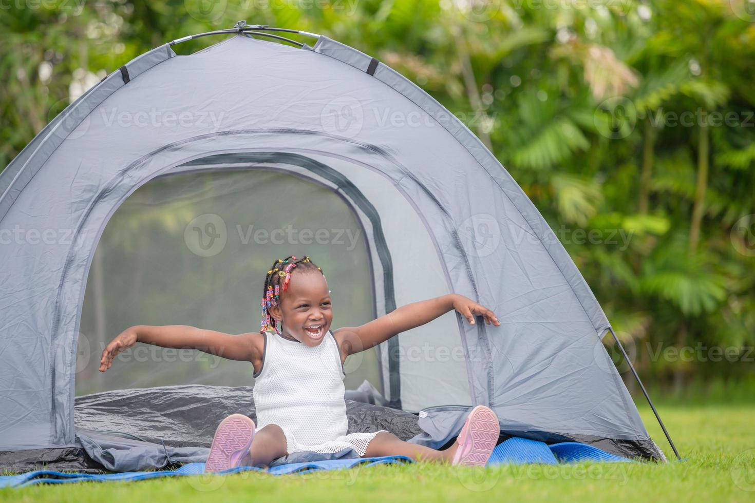 alegre menina afro-americana brincando no parque, conceitos de família de felicidade foto