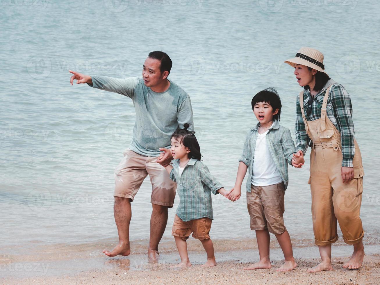 famílias asiáticas se divertindo em férias em uma praia tropical com relacionamentos familiares causaram amor e compreensão para fortalecer a imunidade social. foto