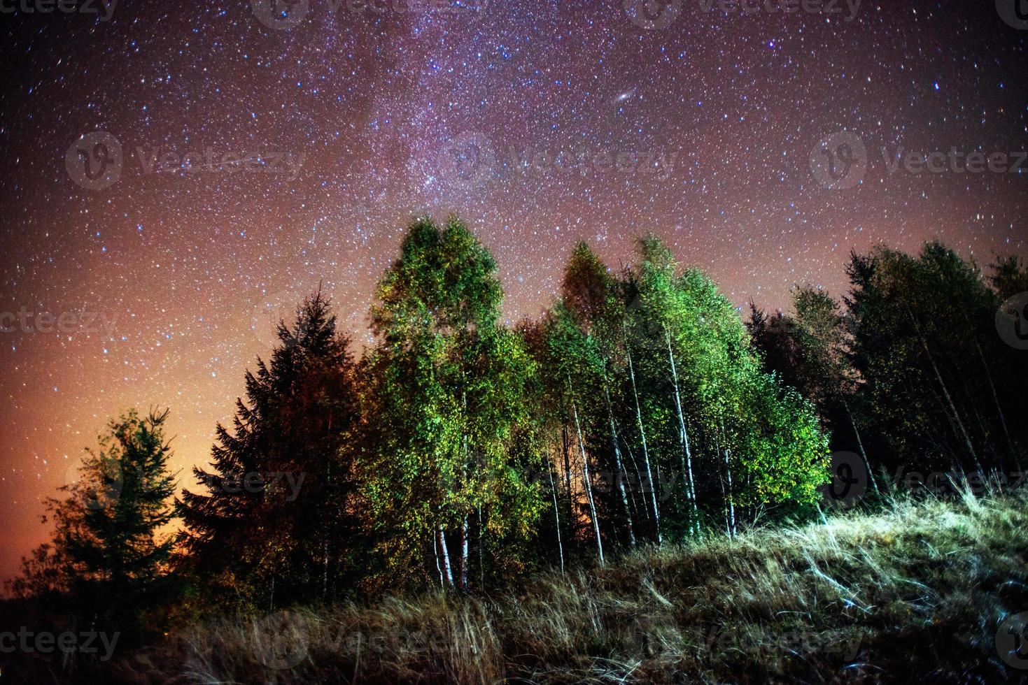 fantástica chuva de meteoros de inverno e as montanhas cobertas de neve. foto