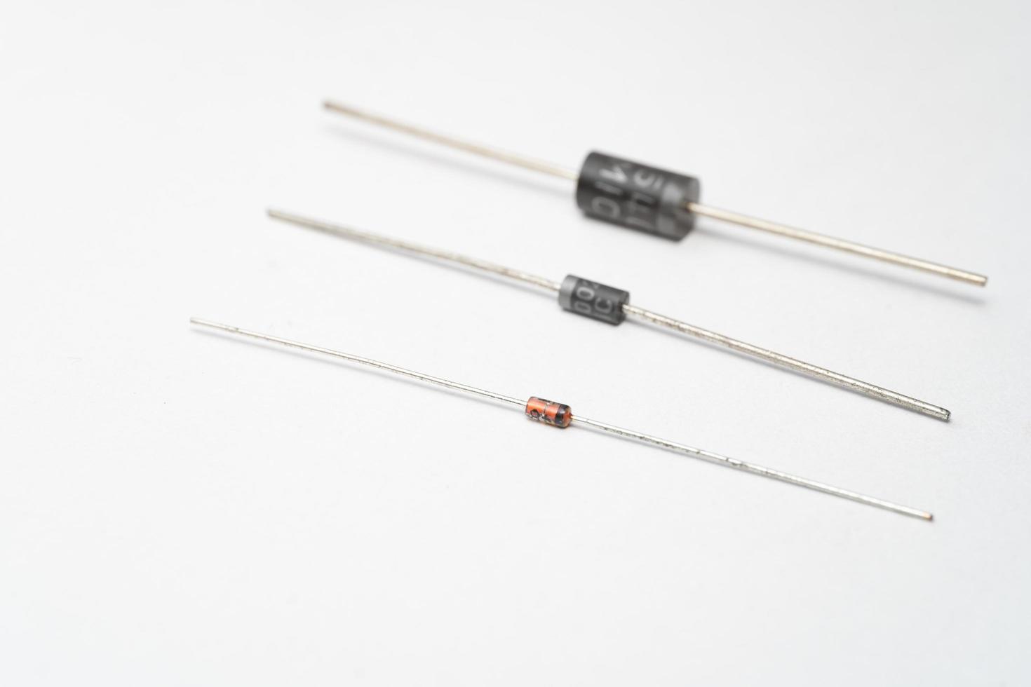 close-up de diferentes tipos de diodos isolados no fundo branco. um diodos no branco foto