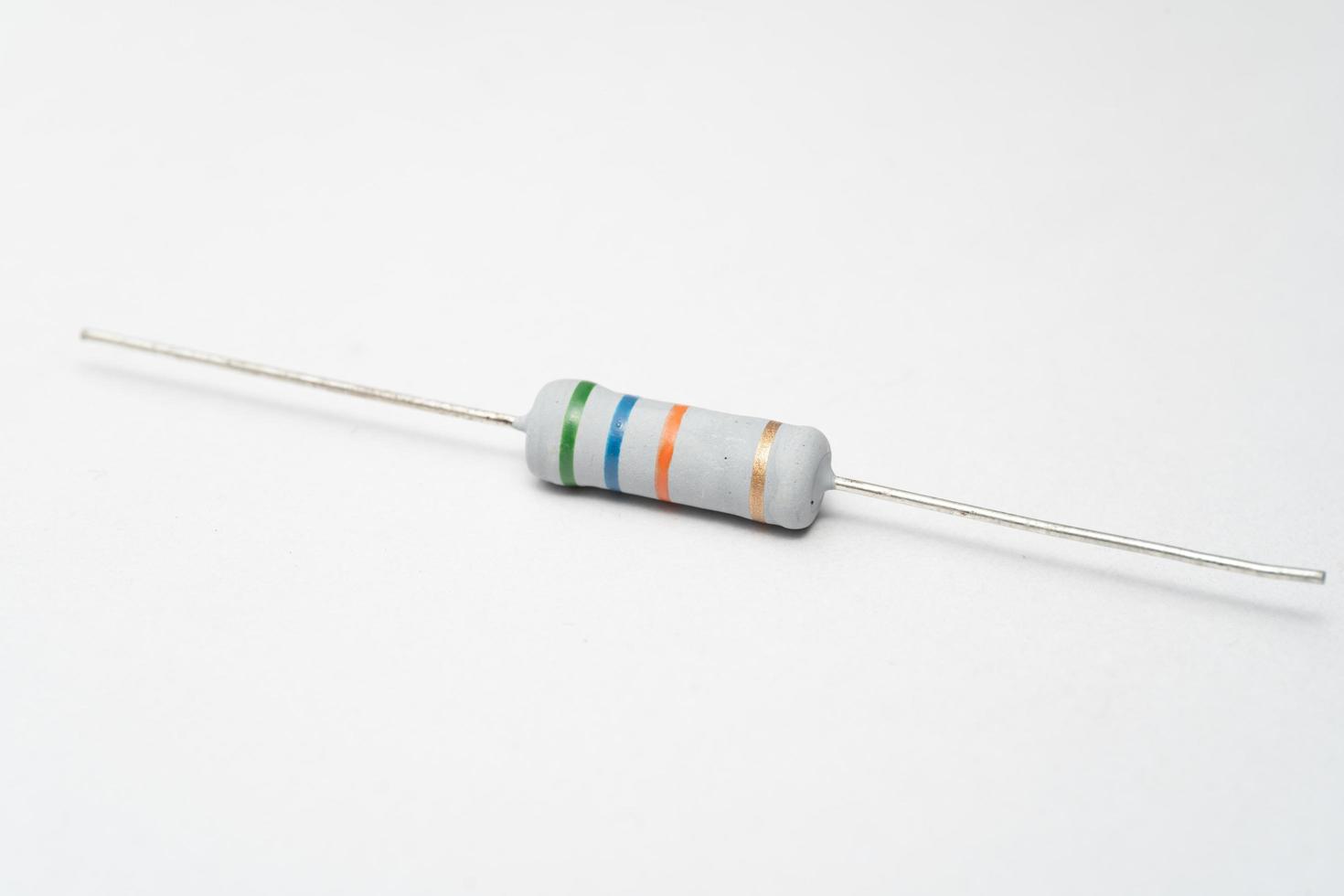 feche de resistor isolado no fundo branco. um resistor no branco foto
