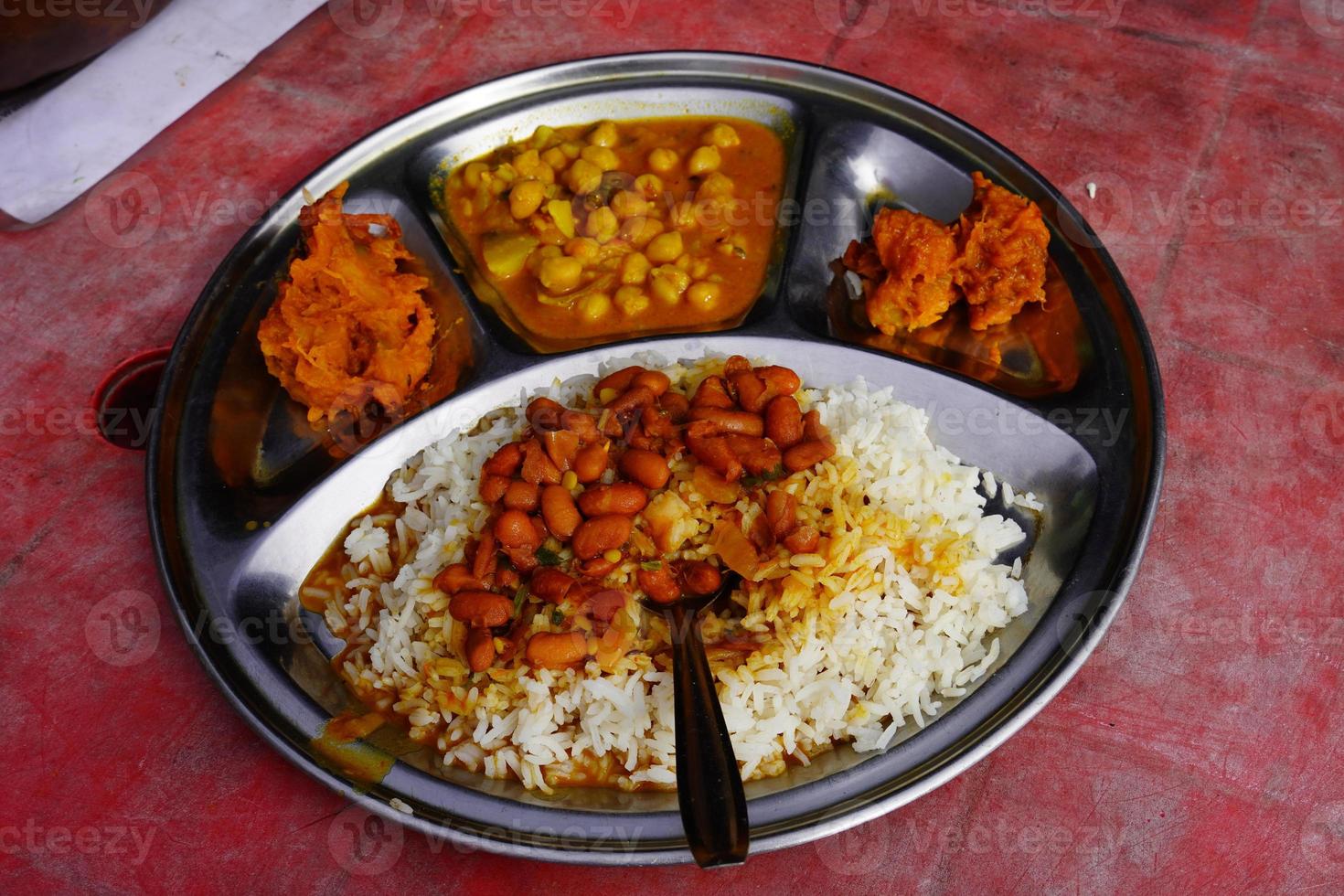 comida local indiana thali na loja foto