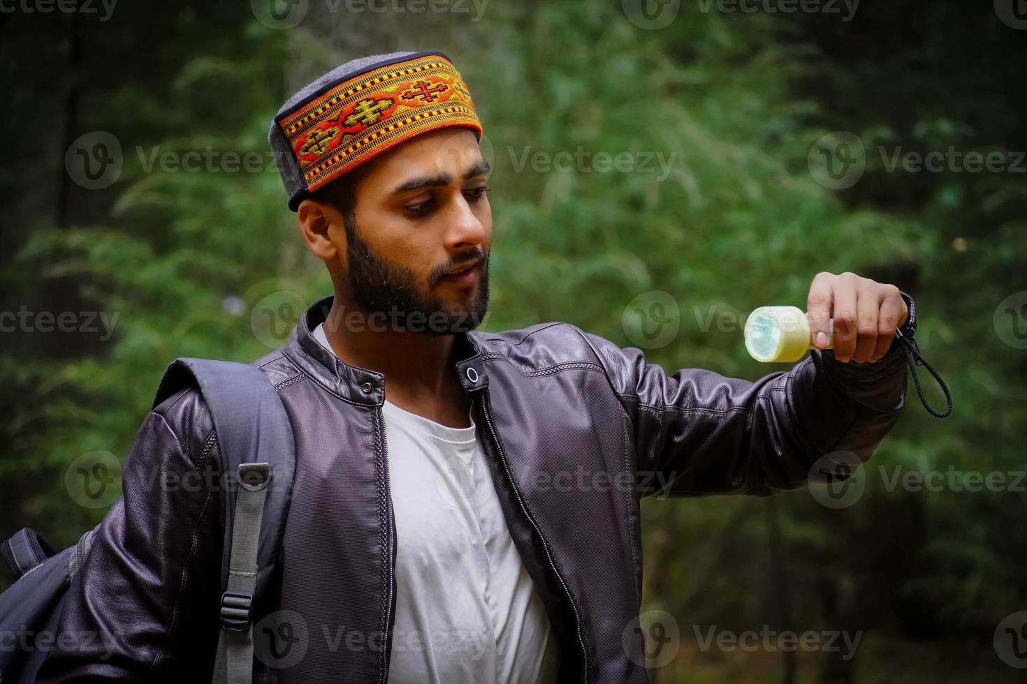 menino de Himachali de retrato na floresta no Himalaia foto