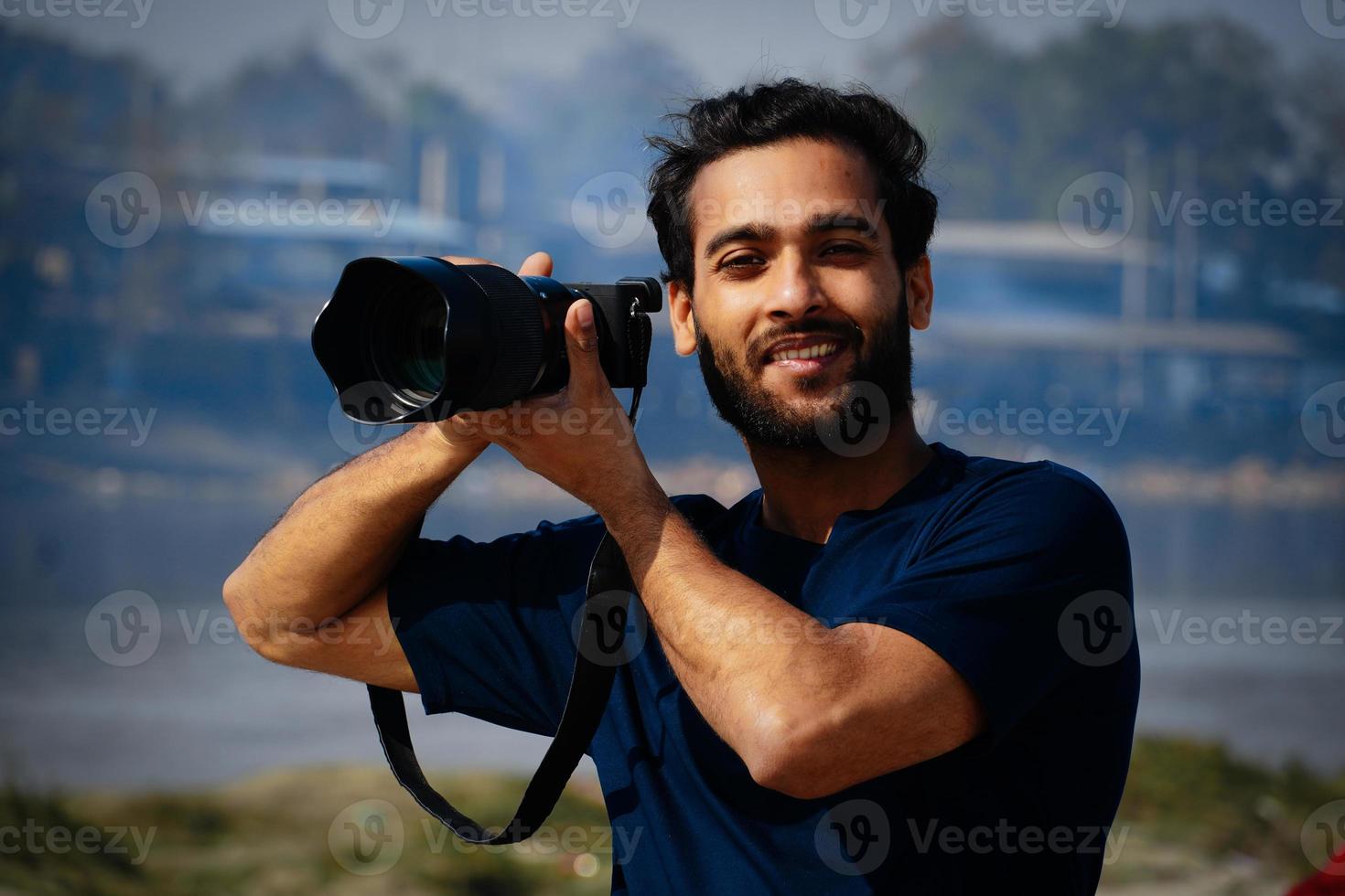 cinegrafista tirando uma foto com uma câmera