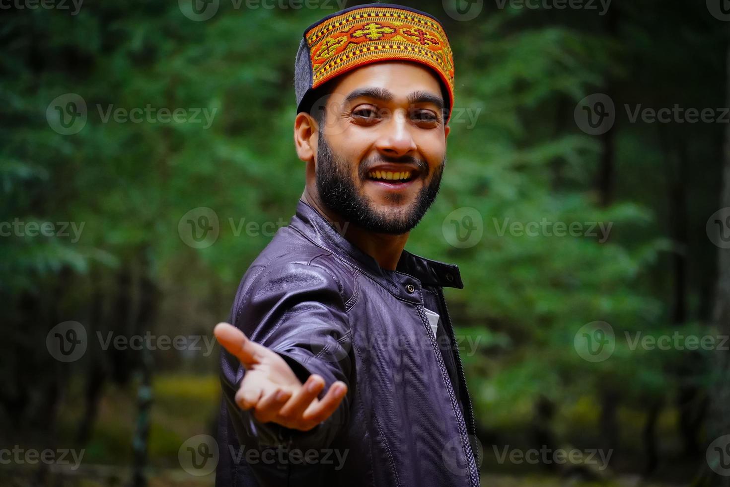 menino de Himachali de retrato na rua no Himalaia foto