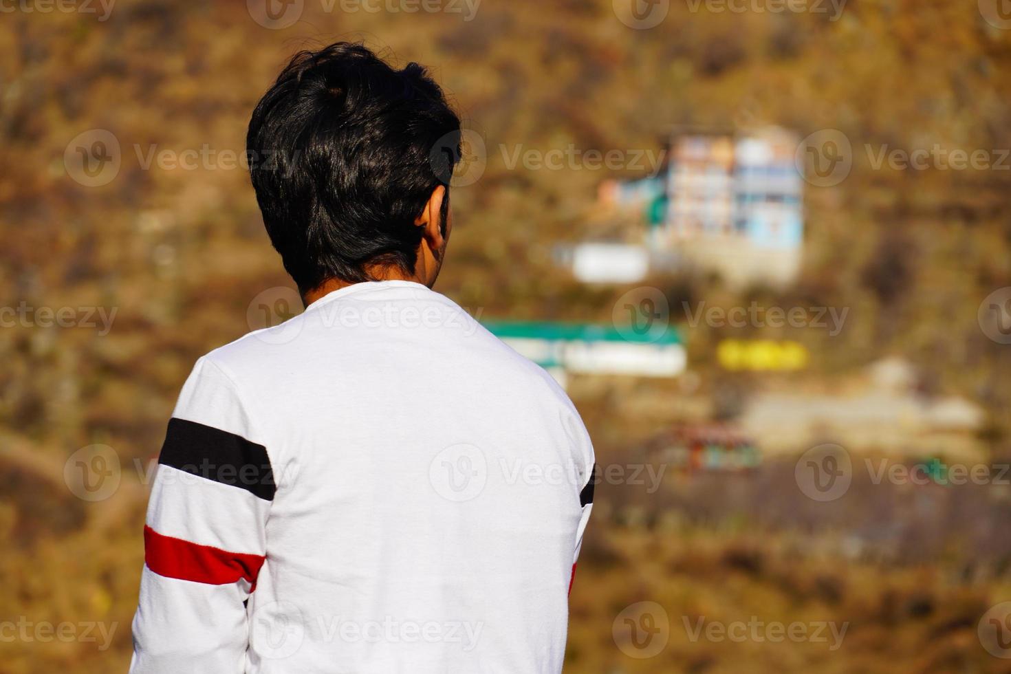 homem olhando a vista de himachal pradesh da parte traseira foto