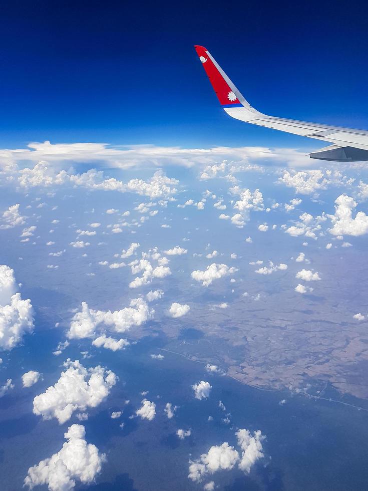 bangkok tailândia 21 de maio de 2018 voando com a companhia aérea nepal acima das nuvens sobre o campo da tailândia. foto