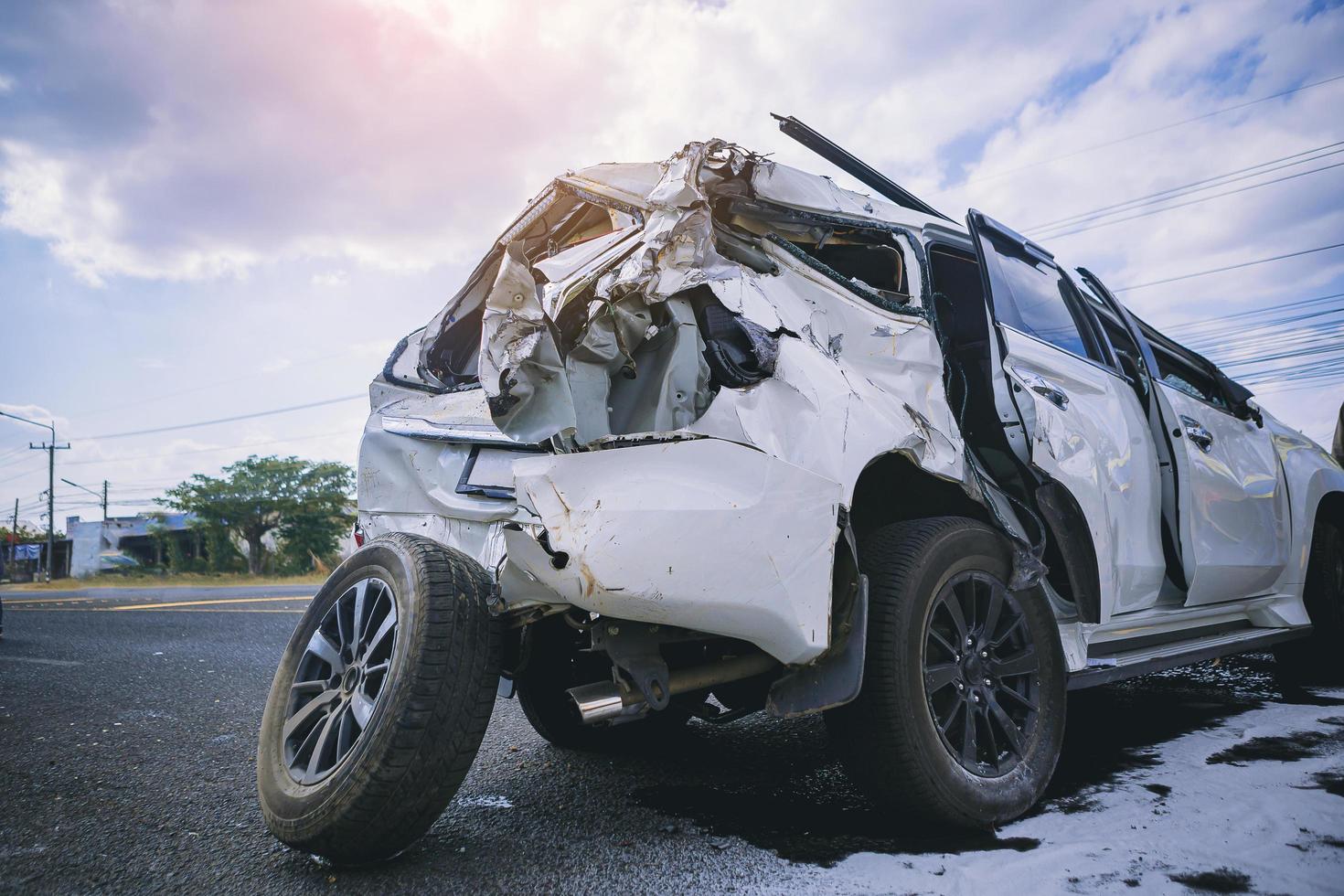 acidente de carro acidente perigoso na estrada. um carro batendo danificado por outro na estrada à espera de resgate. foto