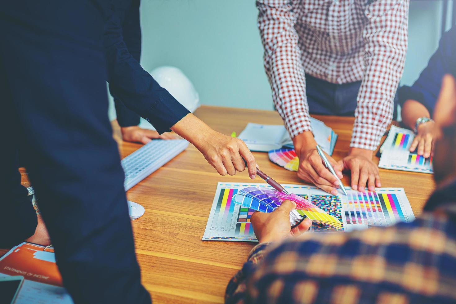 designer de equipe trabalhando gráfico com cartela de cores e reunião de brainstorming para novo projeto. foco selecionado. foto