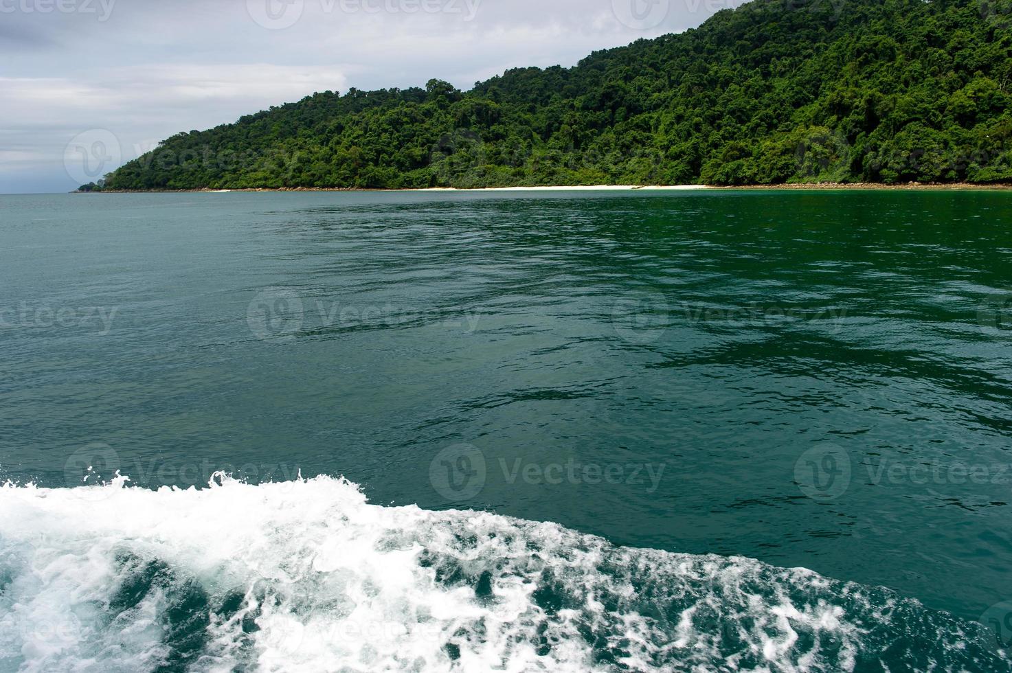 água do mar e belas montanhas verdes foto