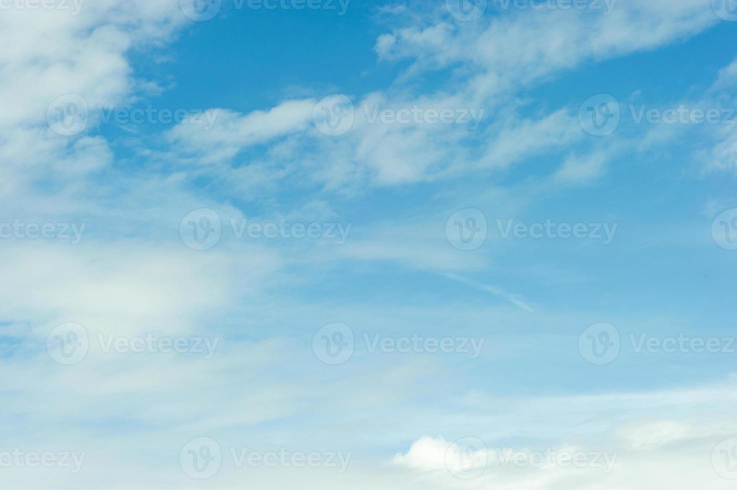 o céu e as nuvens azuis em um céu azul brilhante e belas nuvens foto